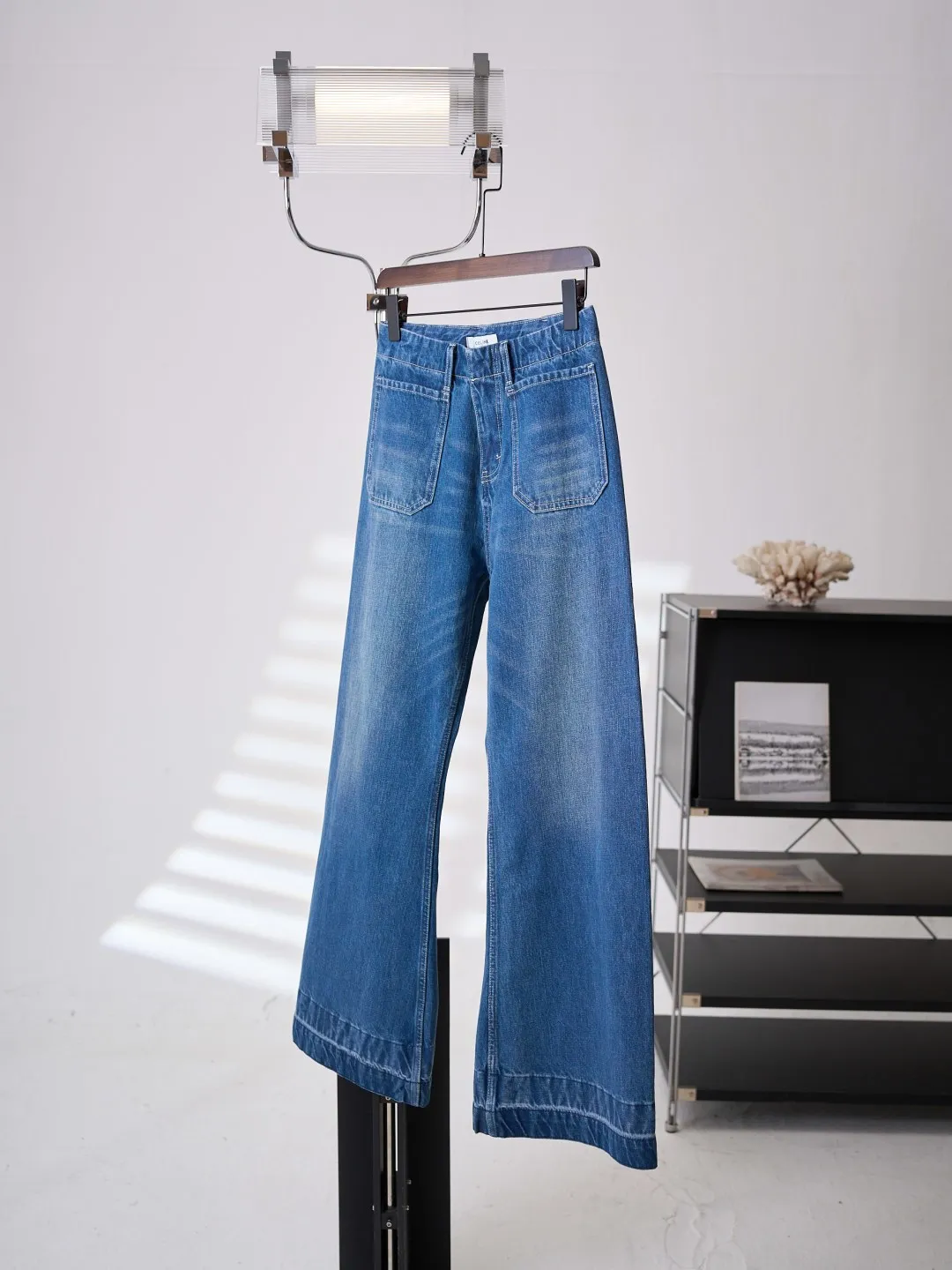 [Real auction] Celine/Celine Arc de Triomphe logo embroidered flared jeans (women's style) [In Stock] 30 31 32 Selected high-count cotton washed denim fabric, which has a warm and delicate touch, and is comfortable and close to the skin. Wearing a marine indigo base, natural water wash and smudged shades, warm Retro denim tones, and a relaxed and timeless Retro atmosphere. The large front patch pocket builds the Retro workwear heritage, and the back pocket is embellished with the White embroidered logo to create a visual ingenuity that is simple yet memorable. The neat mid-high waist and slightly flared trousers fit the waist and hips and spread out the pants smoothly, optimizing the leg lines, with just the right slight flare to create a slender and neat figure. Unlock a comfortable and elegant posture, allowing you to have unlimited dressing possibilities. 1. Imported machine embroidery technology uses advanced computer control systems and precision mechanical components to precisely create the iconic TRIOMPHE logo embroidery, with smooth and delicate lines and a full sense of sophistication. 2. Whole-strip denim scanning and spraying technology. The color of the entire jacket is partially faded through the washing process, and then put into the washing equipment for stripping, stone grinding and bleaching to show a uniform fading effect. The dye is sprayed on the entire denim fabric through a high-pressure pump to achieve the same color tone as the original. 3. Stone grinding for light fermentation➕stretching, bleaching and softening. The friction between the pumice stone and the clothes causes wear and fading effects on the surface of the denim. Through the combination of pulling and bleaching, the clothes are bleached while producing a certain texture and stretching effect, and a loose fit.